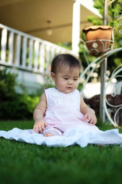 Bebek kız çimlere oynuyor