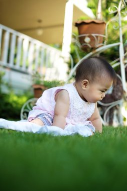 Bebek kız çimlere oynuyor