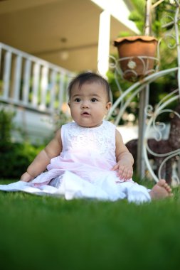 Bebek kız çimlere oynuyor