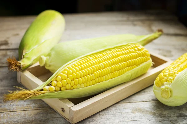 Frisches Mais auf Holztisch — Stockfoto