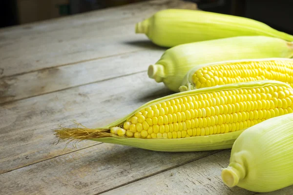 Frisches Mais auf Holztisch — Stockfoto