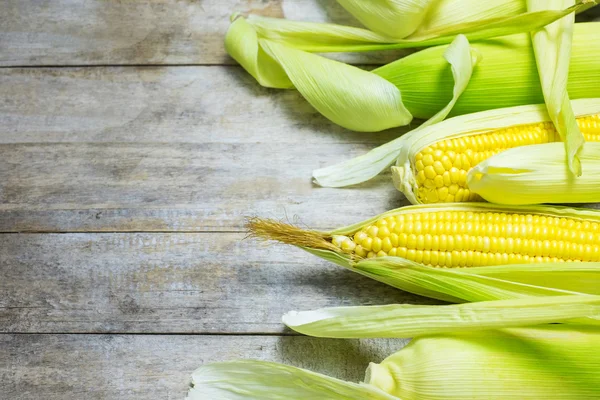 Frisches Mais auf Holztisch — Stockfoto