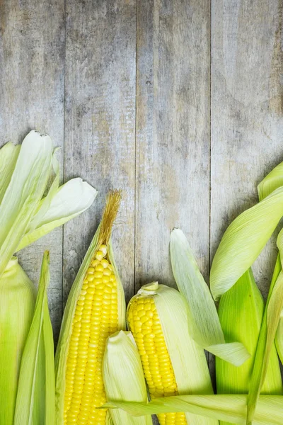 Verse maïs op houten tafel — Stockfoto