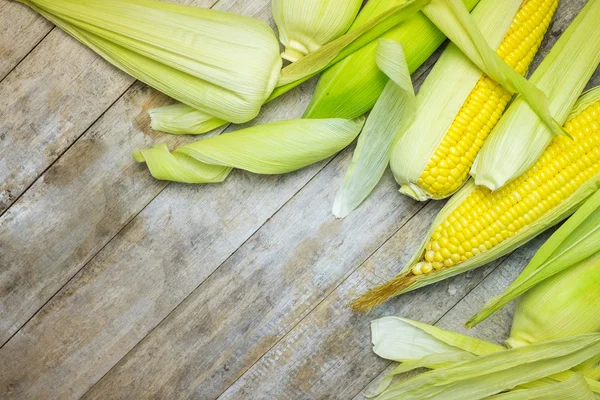 Frisches Mais auf Holztisch — Stockfoto