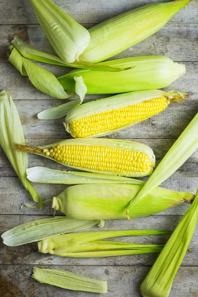 Frisches Mais auf Holztisch — Stockfoto