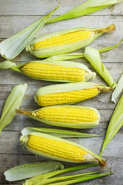 Frisches Mais auf Holztisch — Stockfoto