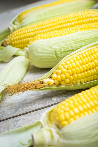 Frisches Mais auf Holztisch — Stockfoto