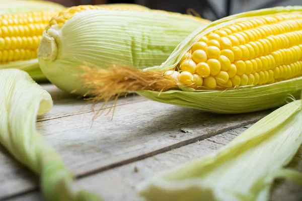 Frisches Mais auf Holztisch — Stockfoto