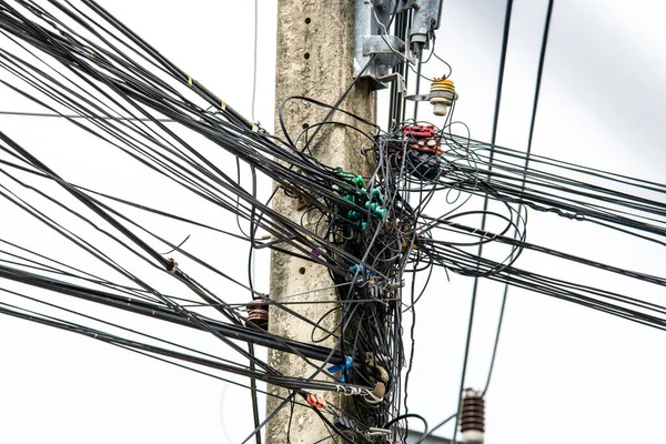 Zaburzenia Brudnej Linii Czarnych Przewodów Elektrycznych Starym Biegunie Zasilania Skomplikowany — Zdjęcie stockowe