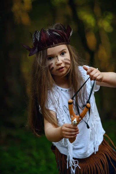 Juegos Aire Libre Niña Vestida India Juega Bosque — Foto de Stock