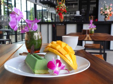 Matcha yeşil çay mousse kek olgun mango ile.