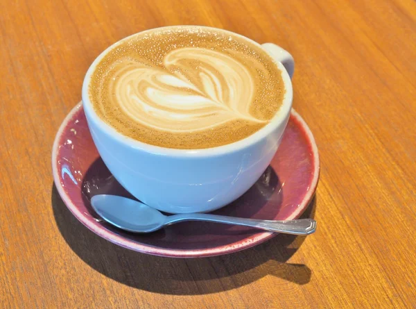 Café caliente con patrón de corazón arte latte . — Foto de Stock