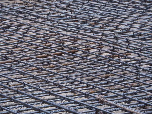 Malla de hierro en el suelo, prepararse para verter cemento . —  Fotos de Stock
