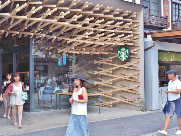 Cafetería Starbucks junto a la carretera a Dazaifu Tenmangu en Fukuoka, Japón . — Foto de Stock