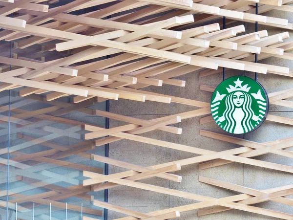 Cafetería Starbucks junto a la carretera a Dazaifu Tenmangu en Fukuoka, Japón . — Foto de Stock