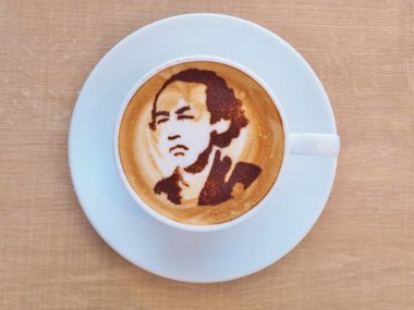 Latte sanat kahve fincanı resim üzerinde Sakamoto Ryoma.
