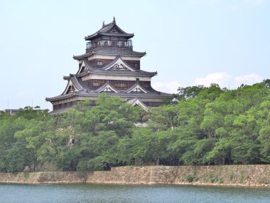 Yaz aylarında Otagawa nehir kenarında Hiroşima Castle.