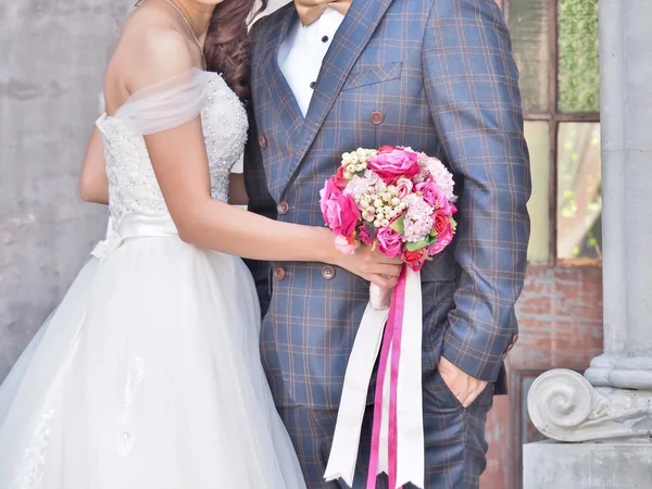Wedding couple with bridal bouquet. — Stock Photo, Image