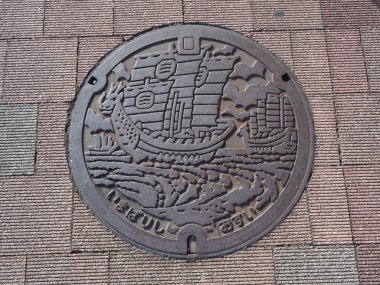 Kanalizasyon kapağı Imabari, Ehime ili, Japonya.