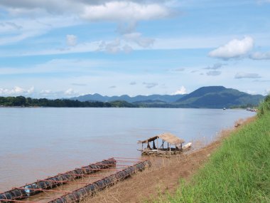 Mekong Nehri üzerinde sal'da