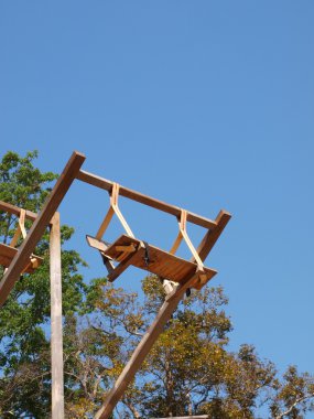 Tahta salıncakta gökyüzü