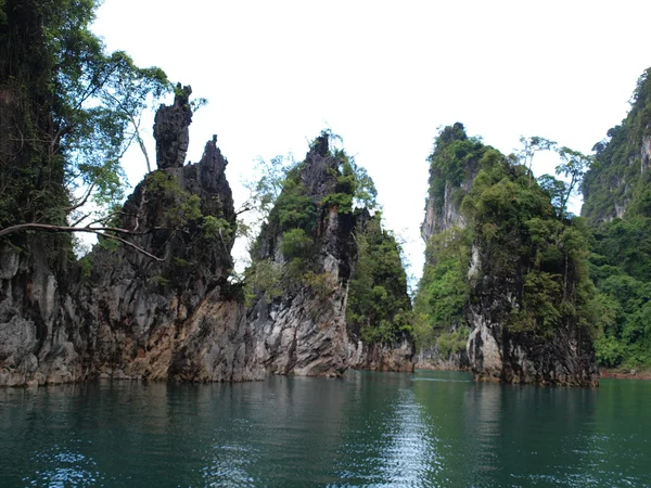 The limestone in Chiew Lan lake, Thailand. — Stock Photo, Image