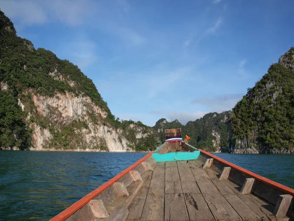 Lång svans båt kommer att Ratchaprapha Dam, Thailand. — Stockfoto