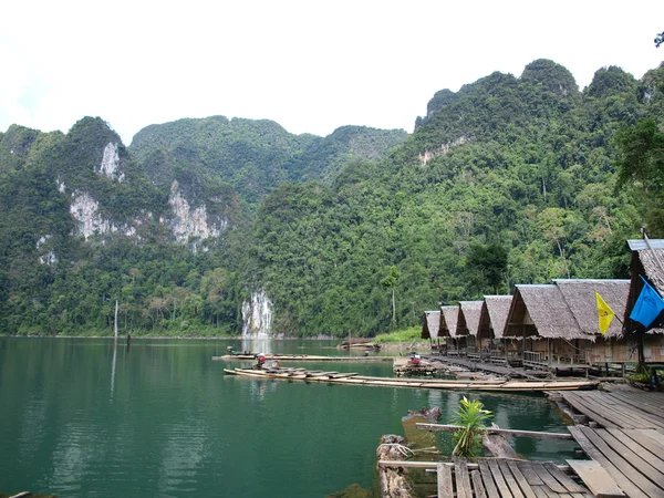 Bungalov ve Sala Chiew Lan Gölü, Tayland. — Stok fotoğraf