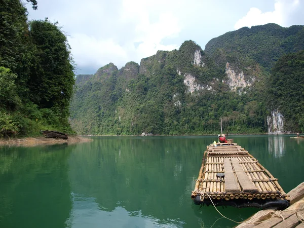 La zattera sul lago Chiew Lan, Thailandia — Foto Stock