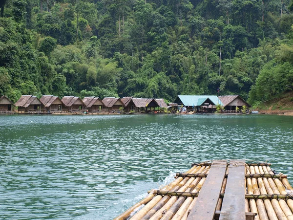 Der Bungalow und das Floß auf dem Chiew lan Lake, Thailand — Stockfoto