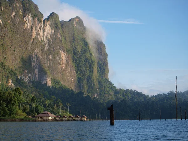 Bungalow al lago Chiew Lan, Thailandia . — Foto Stock