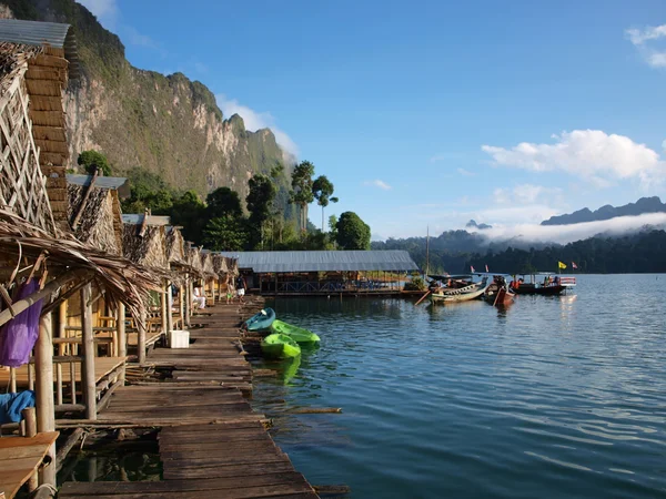 Chata na jezeře Chiew Lan, Thajsko. — Stock fotografie