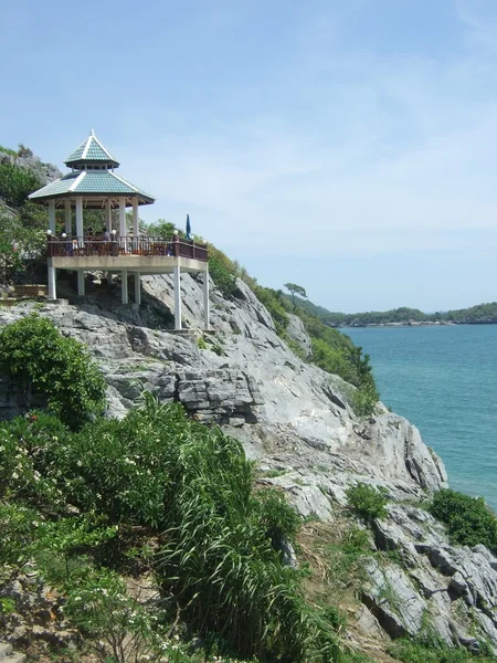 Piccolo gazebo su una scogliera — Foto Stock