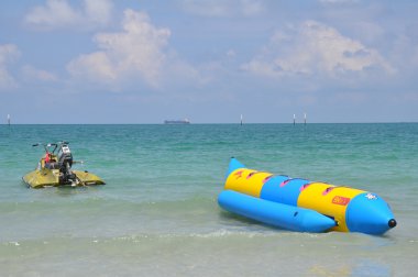 Jet ski ve muz gemisi denizde.