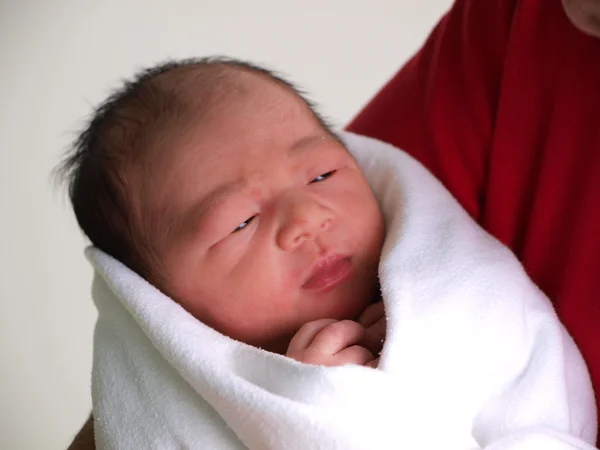 Kadın holding yeni doğan çocuk — Stok fotoğraf