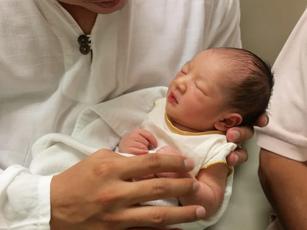 Novorozené dítě v ruce Stock Fotografie