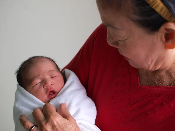 Bebé recién nacido en la mano — Foto de Stock