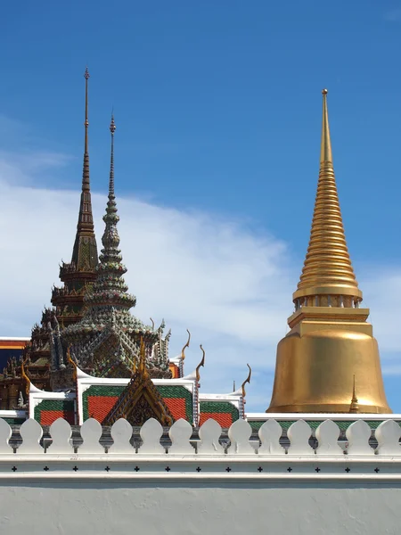 Zlatá pagoda a Chrám smaragdového Buddhy (Wat Phra Kaew) — Stock fotografie