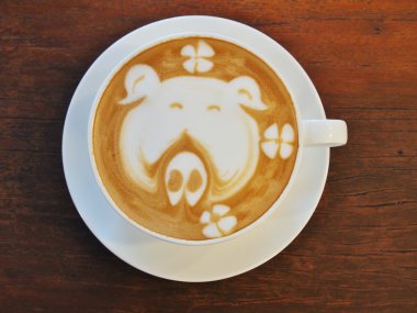 Latte Kahve sanat ahşap masa.