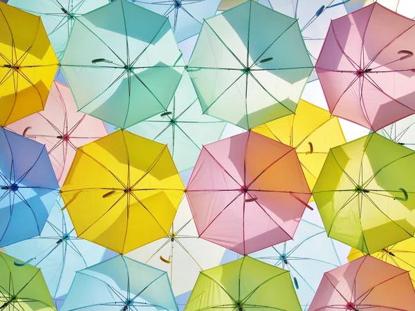 Pastel tarzı çok renkli şemsiyeler. — Stok fotoğraf
