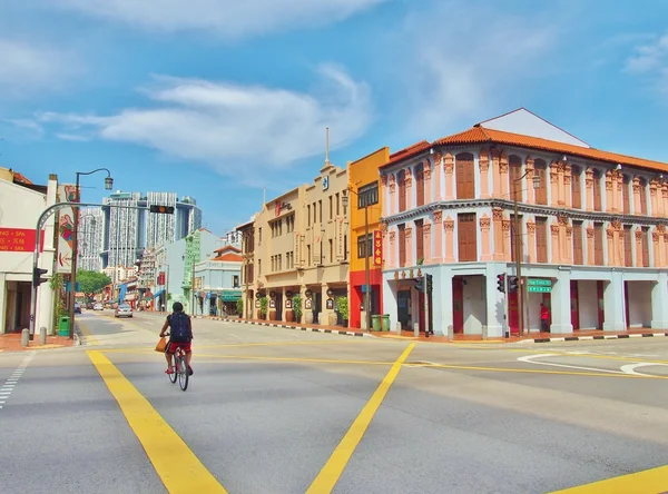The junction of South Bridge Road with Upper Cross Street, Street scene in Singapore's Chinatown. — Stock Photo, Image