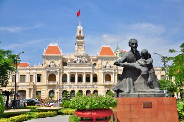 Ho Chi Minh ve Halk Komitesi bina heykeli
