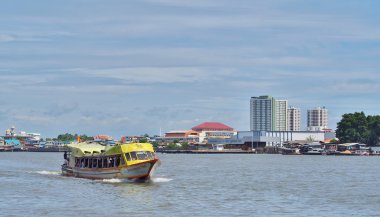 Tayland Chaophraya Nehri üzerinde tekne hızlı.