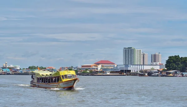 Tayland Chaophraya Nehri üzerinde tekne hızlı.