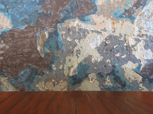 Starý poškozena barva grunge zdi a dřevěný stůl. — Stock fotografie