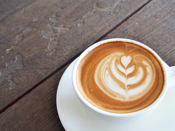 Latte Coffee art di meja kayu . — Stok Foto
