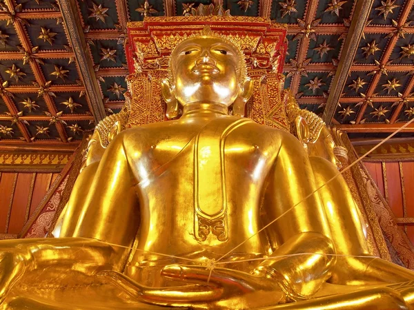 Großer goldener Buddha im alten buddhistischen Tempel - wat phumin, thailand. — Stockfoto