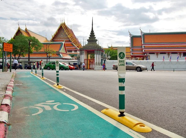 Ciclovia em torno de Wat Phra Chetuphon em Bangkok, Tailândia . — Fotografia de Stock