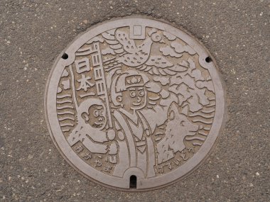 Kuyu kanalizasyon kapağının sokakta Okayama, Japonya.