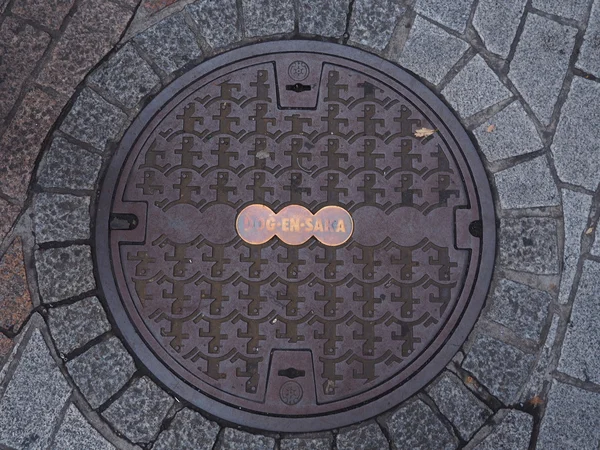 Tapa de desagüe en la calle de Shibuya, Tokio, Japón . — Foto de Stock